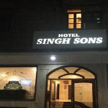 Отель Treebo Trend Singh Sons Karol Bagh Нью-Дели Экстерьер фото
