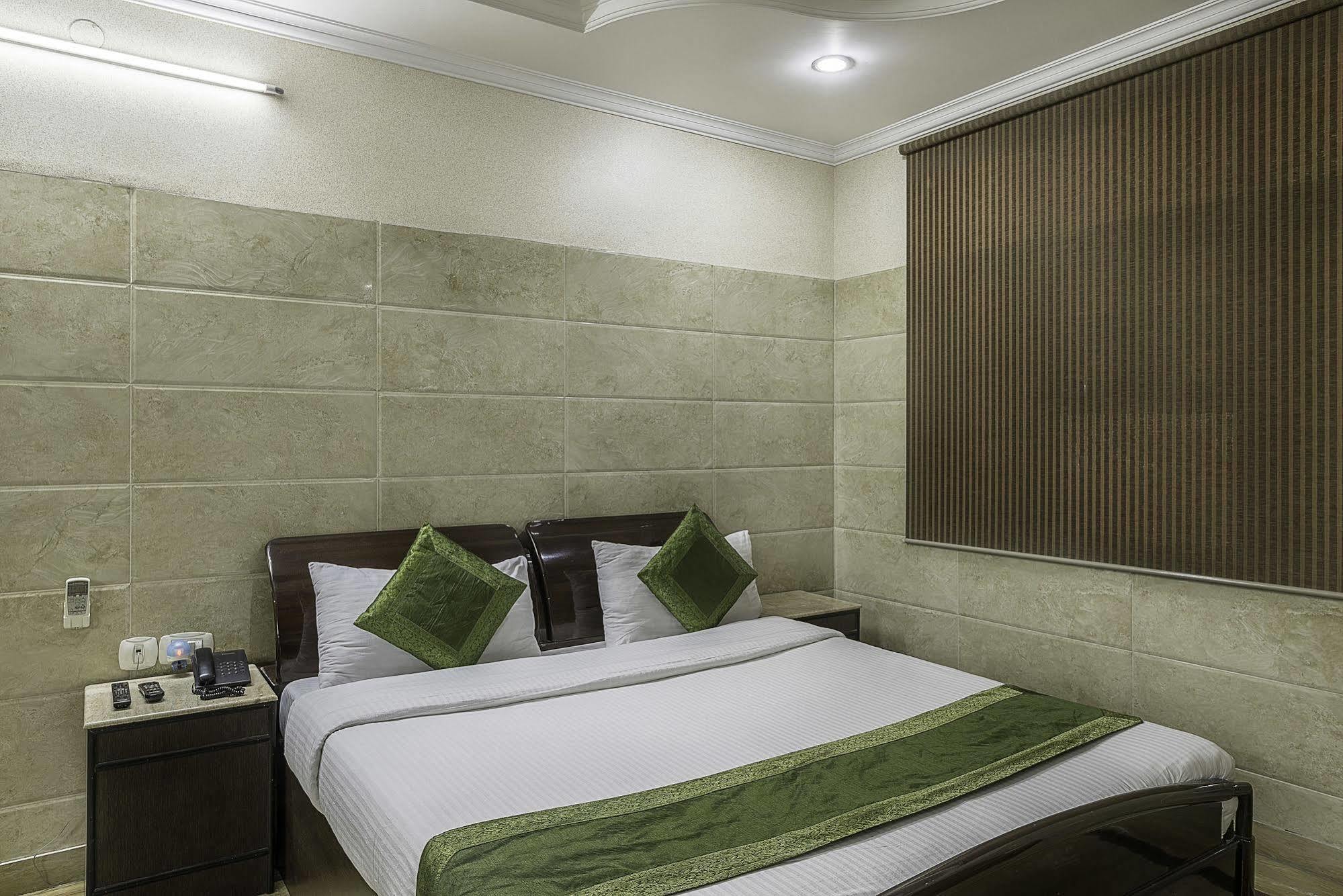 Отель Treebo Trend Singh Sons Karol Bagh Нью-Дели Экстерьер фото