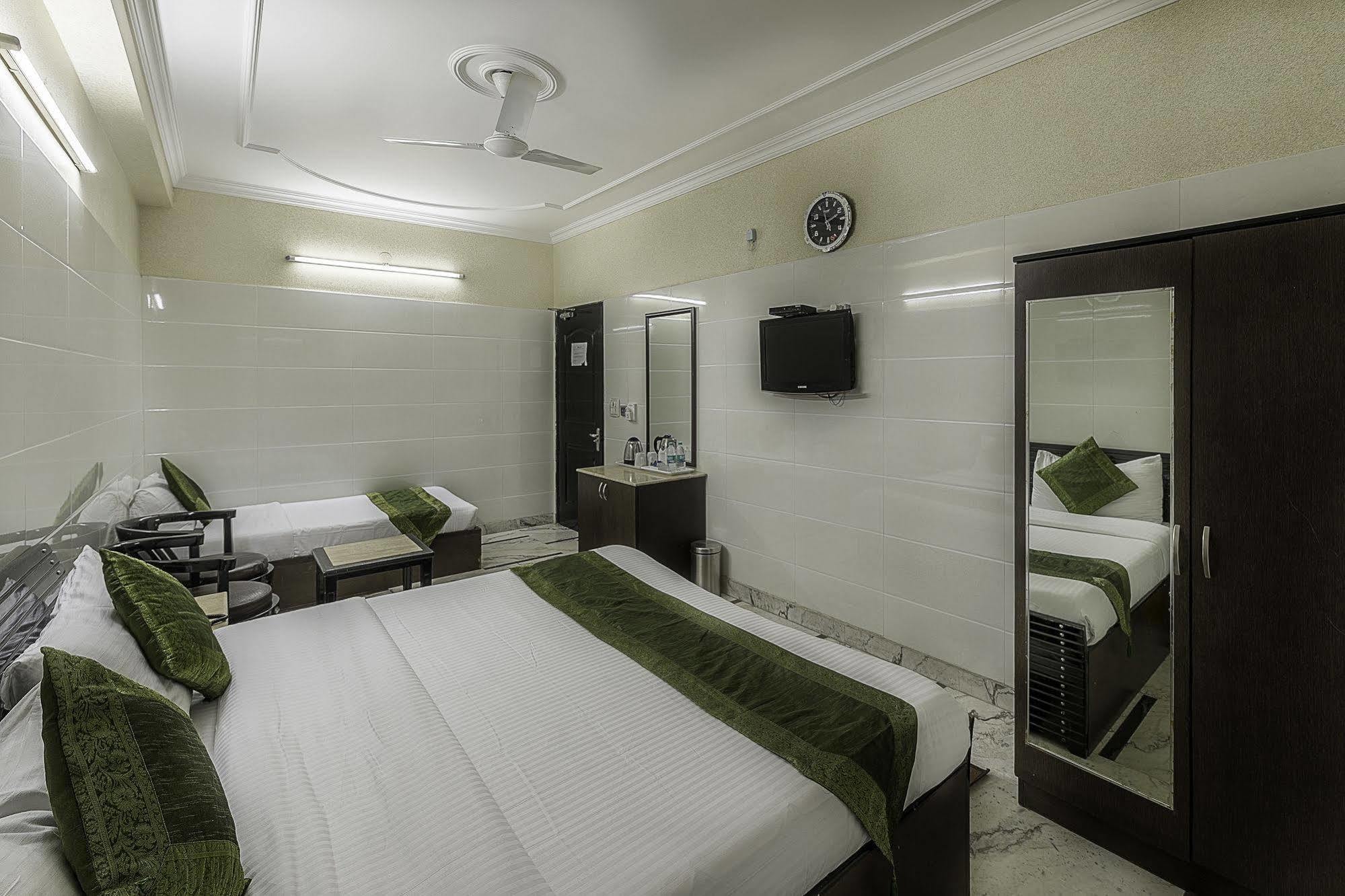 Отель Treebo Trend Singh Sons Karol Bagh Нью-Дели Экстерьер фото