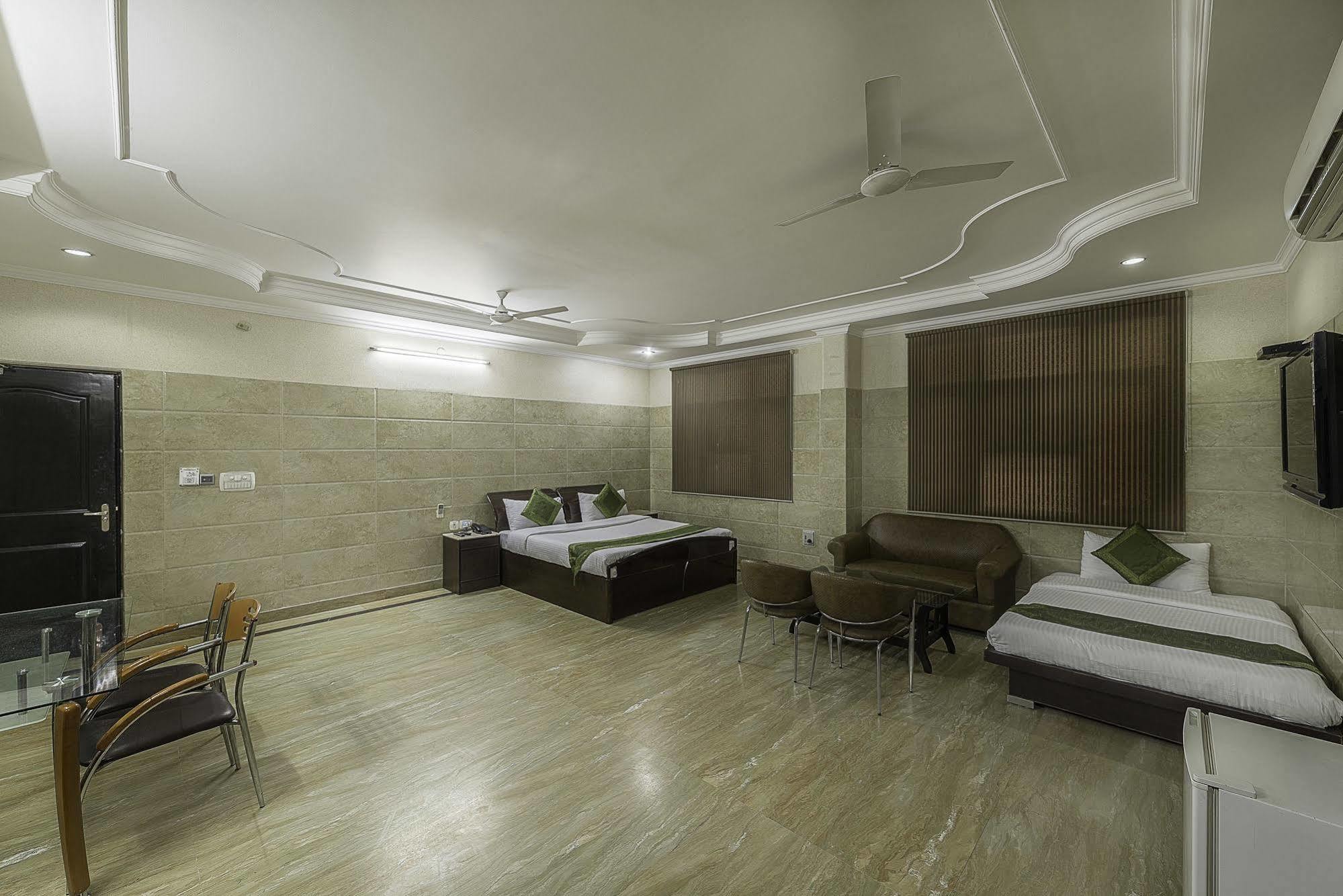 Отель Treebo Trend Singh Sons Karol Bagh Нью-Дели Экстерьер фото