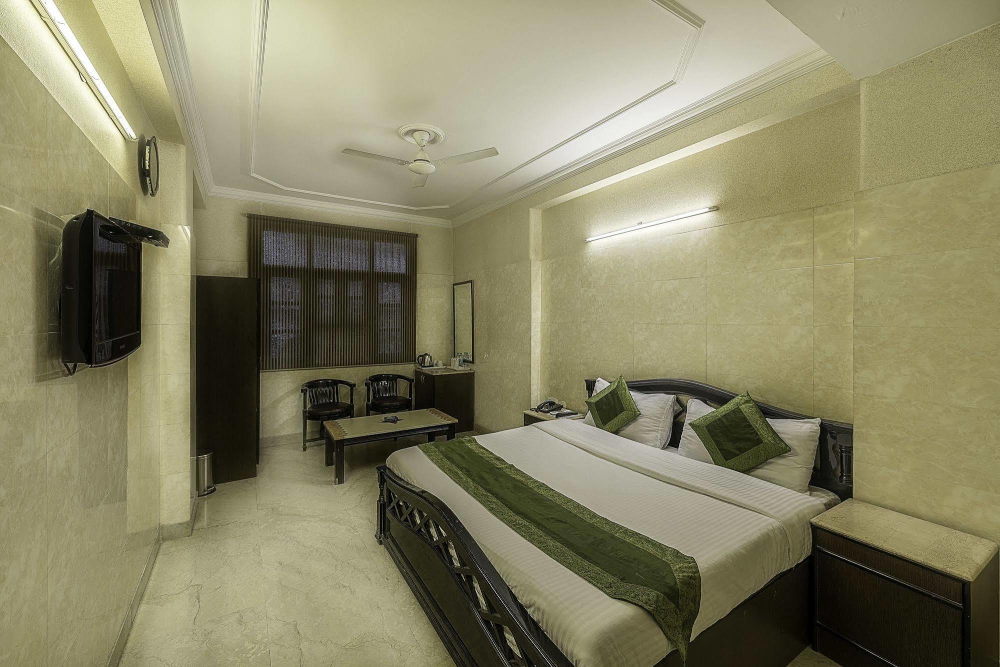 Отель Treebo Trend Singh Sons Karol Bagh Нью-Дели Экстерьер фото